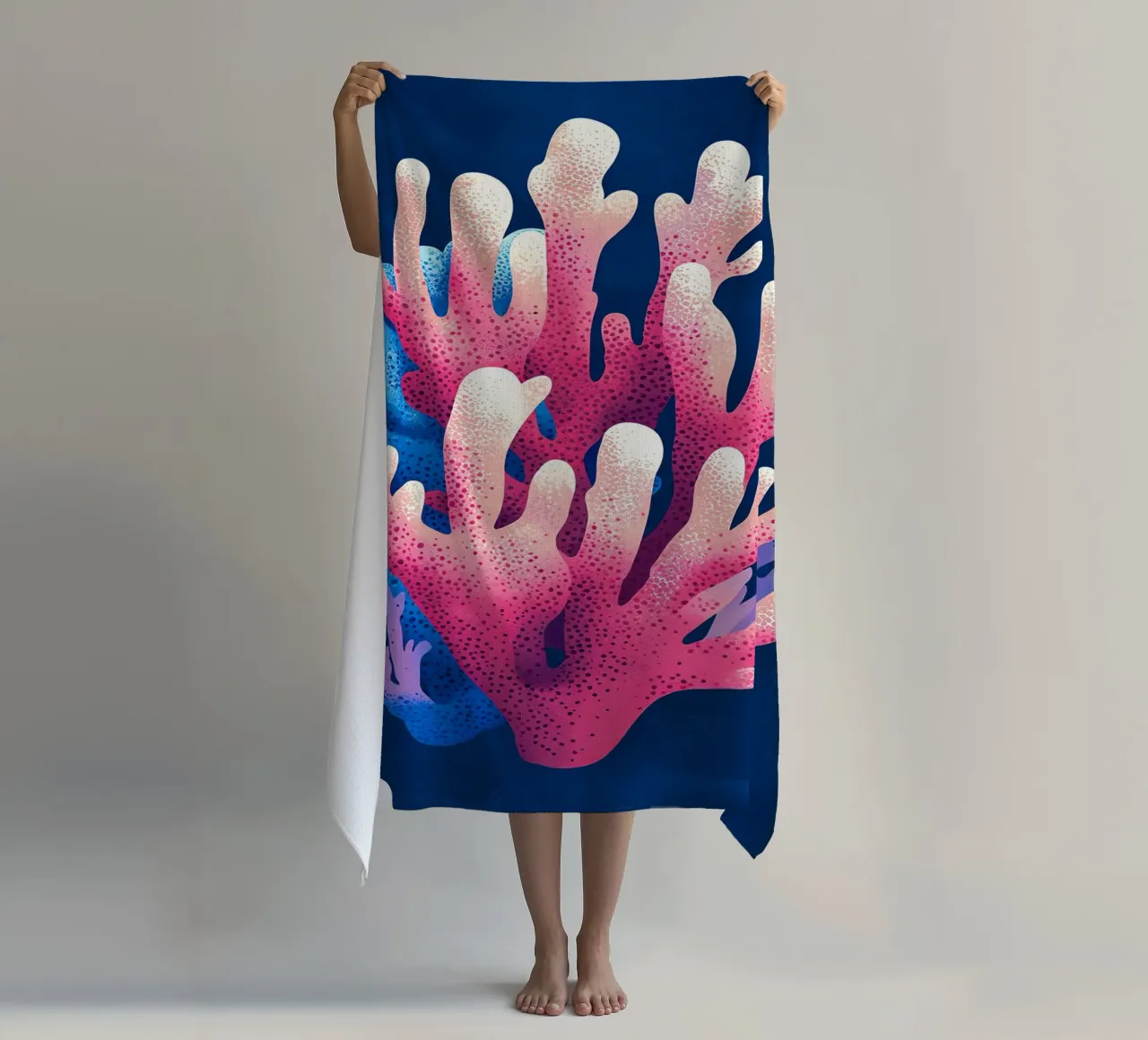 Korallen in Harmonie Strandtuch von The Sea