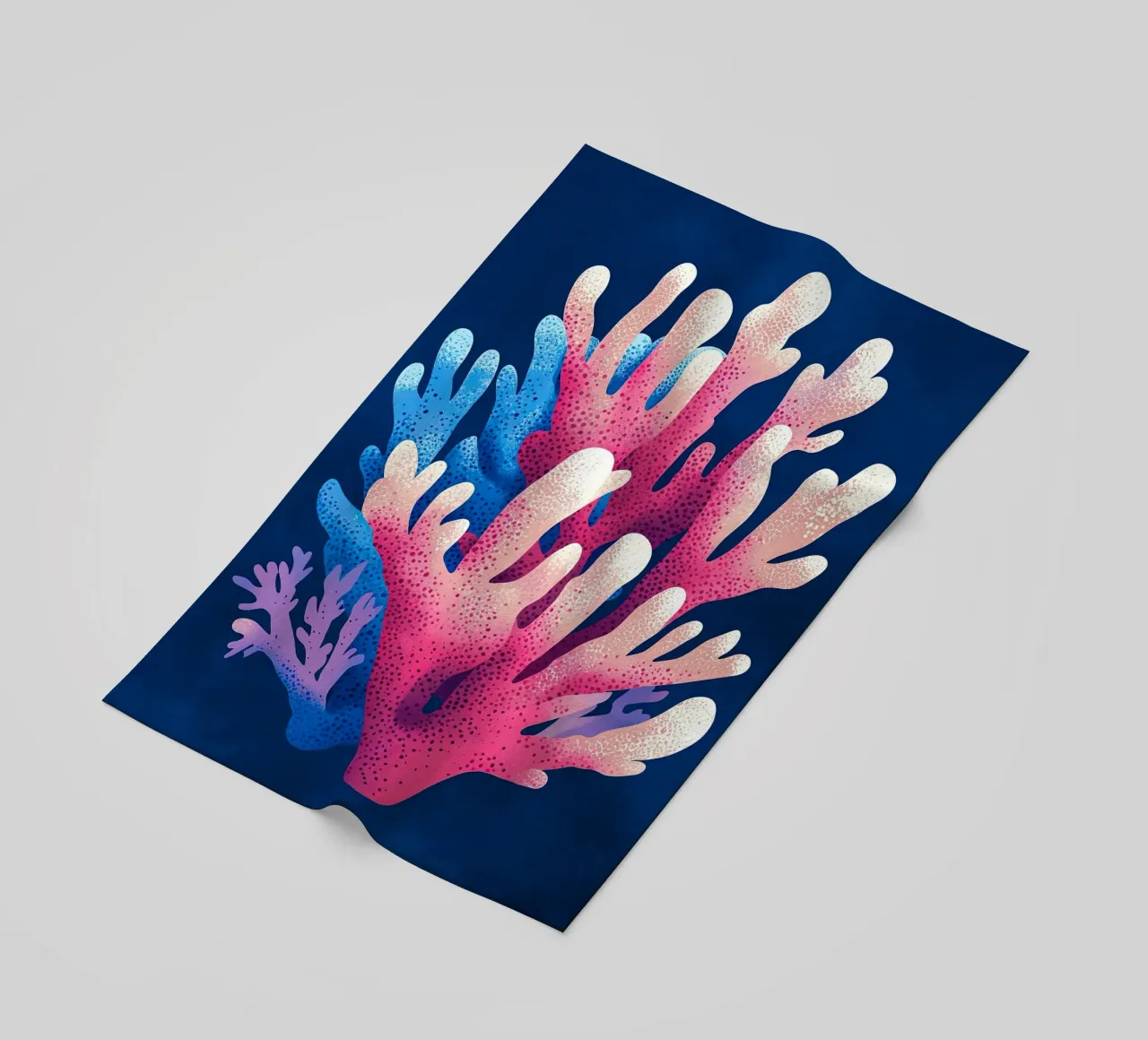Korallen in Harmonie Strandtuch von The Sea