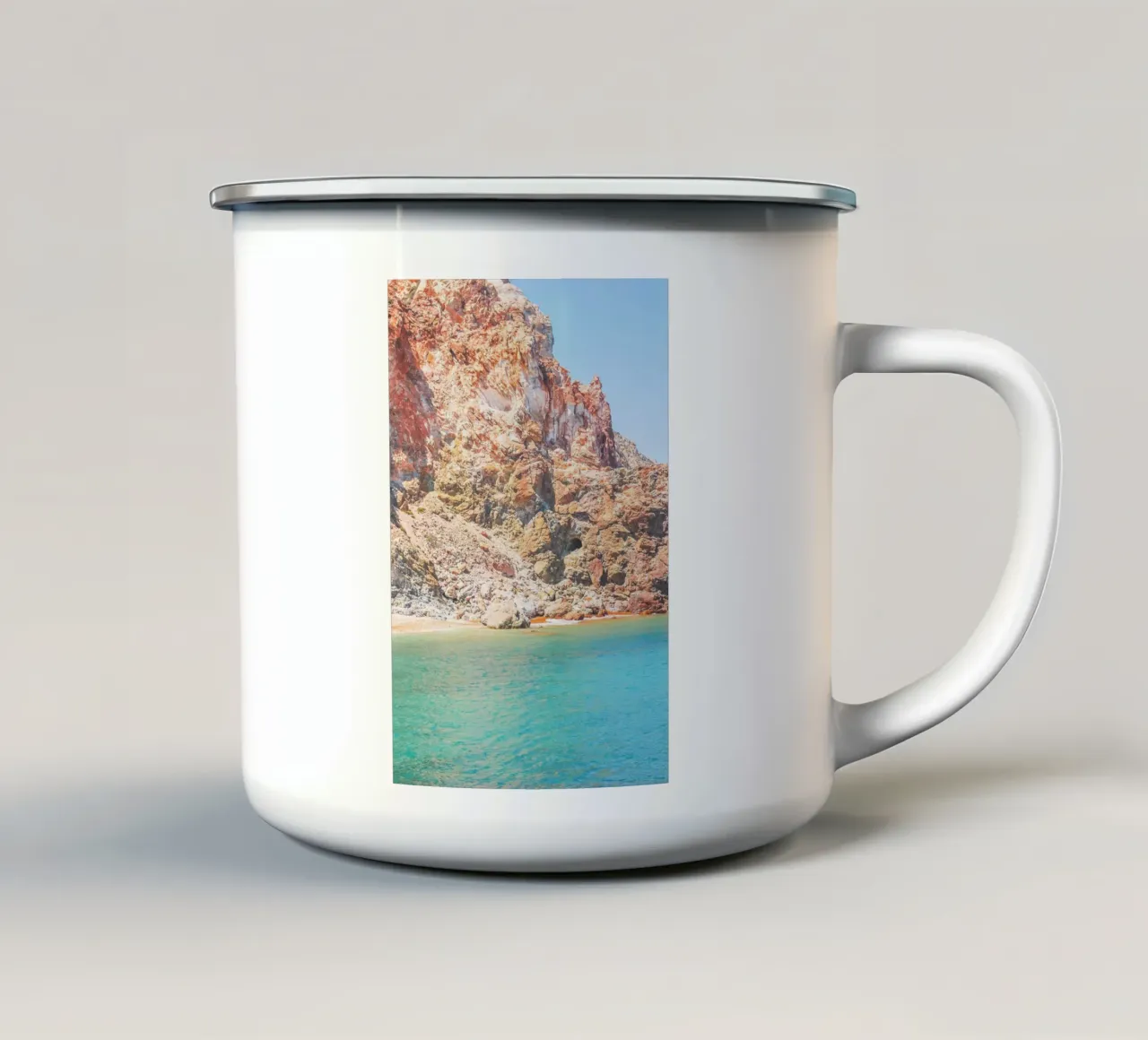 Milos, Grecia I Spiaggia paradiso natura sabbia rossa roccia tazza in smalto da Julie Travel Photography