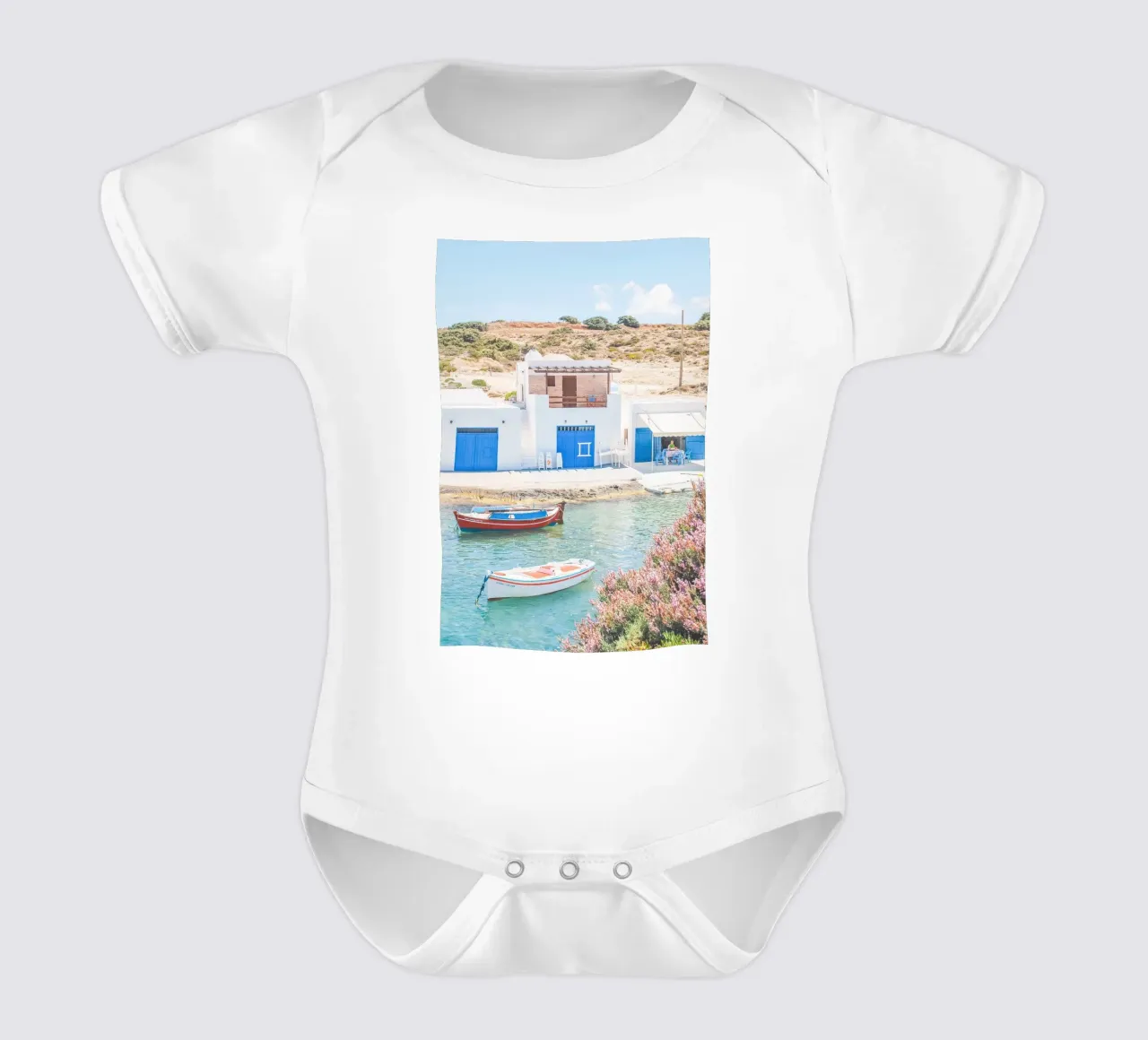 Milos, Grecia I Villaggio di pescatori bianco-blu body neonato maniche corte da Julie Travel Photography