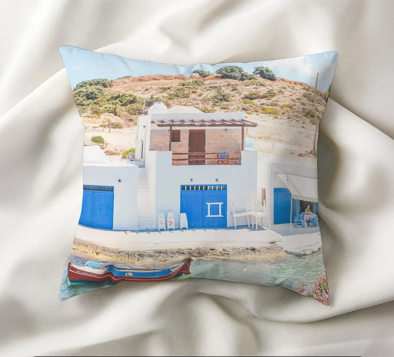 Milos, Grecia I Villaggio di pescatori bianco-blu cuscino da Julie Travel Photography