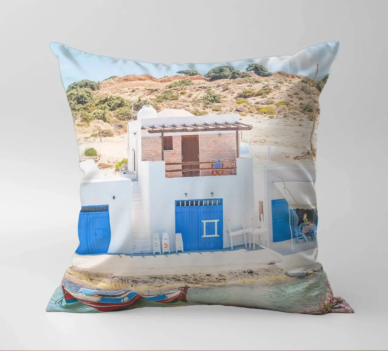 Milos, Grecia I Villaggio di pescatori bianco-blu cuscino da Julie Travel Photography
