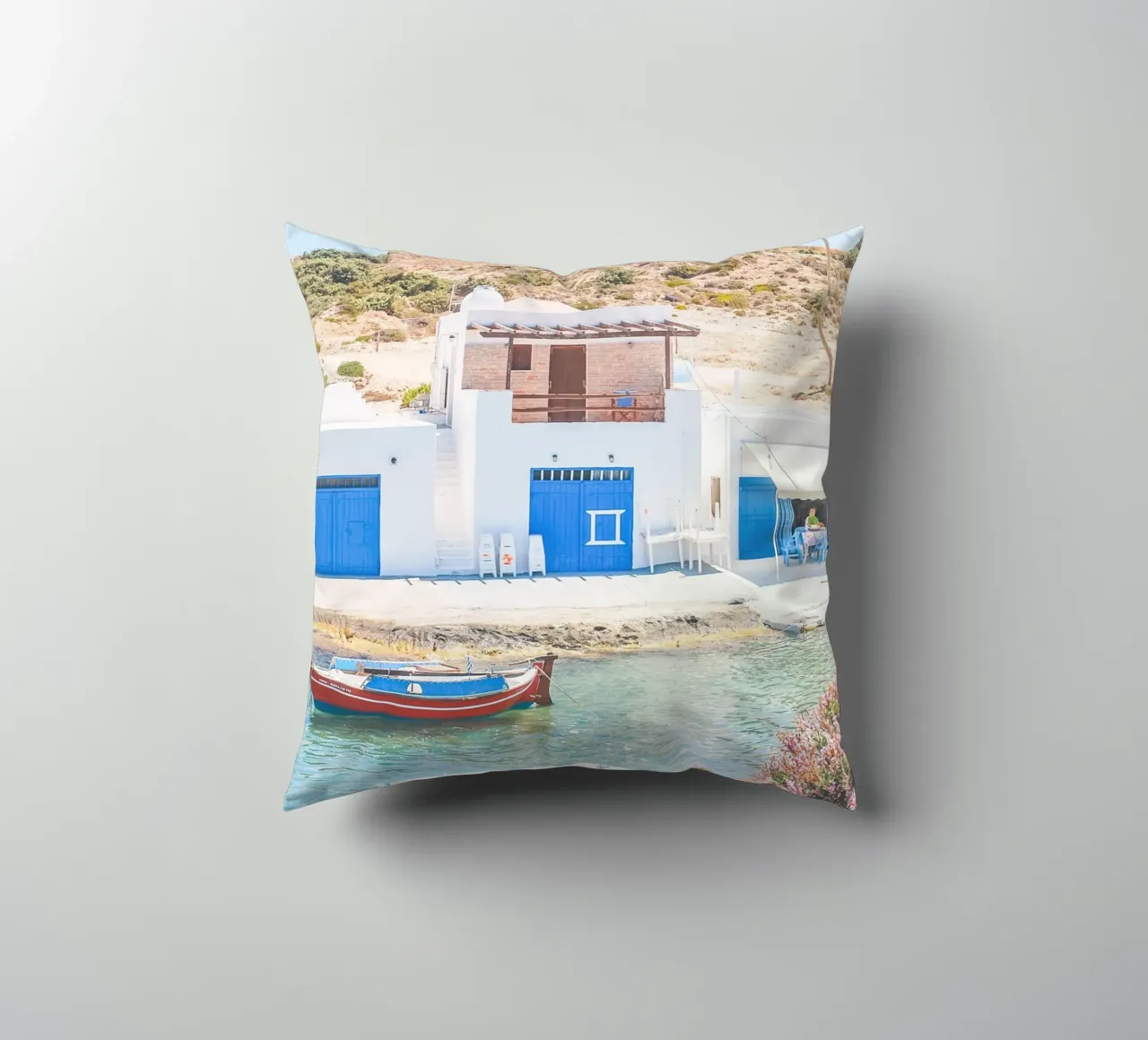 Milos, Grecia I Villaggio di pescatori bianco-blu cuscino da Julie Travel Photography