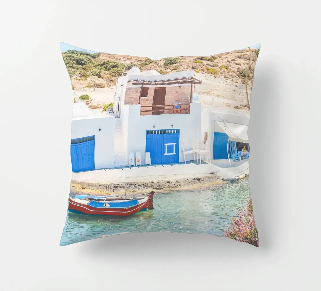 Milos, Grecia I Villaggio di pescatori bianco-blu cuscino da Julie Travel Photography