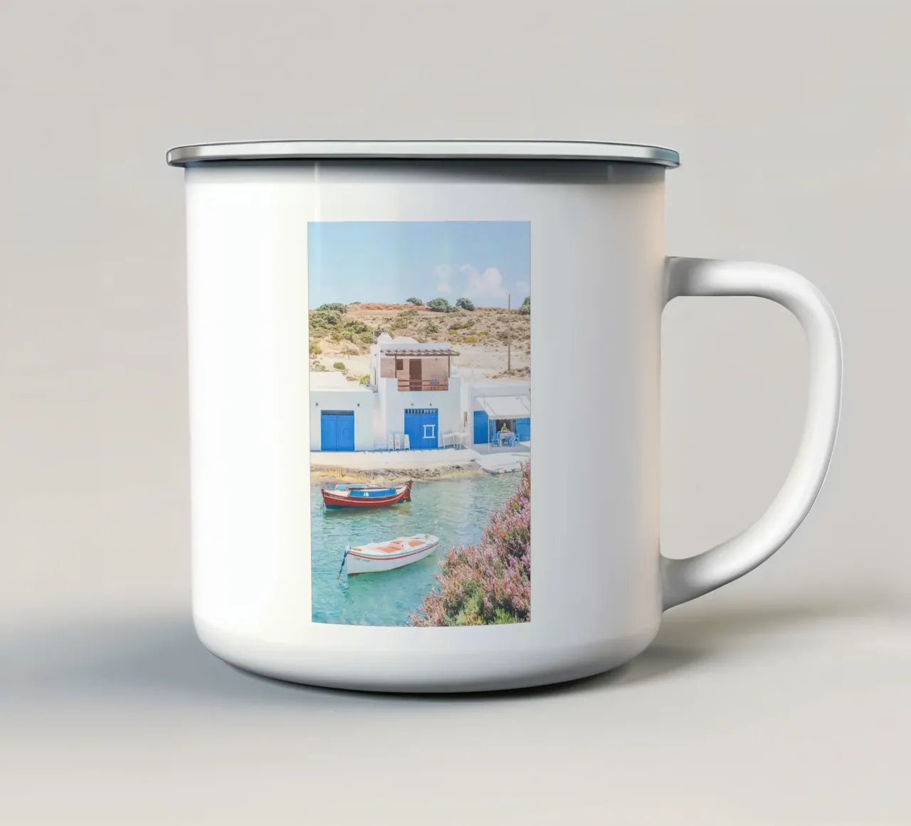 Milos, Grecia I Villaggio di pescatori bianco-blu tazza in smalto da Julie Travel Photography