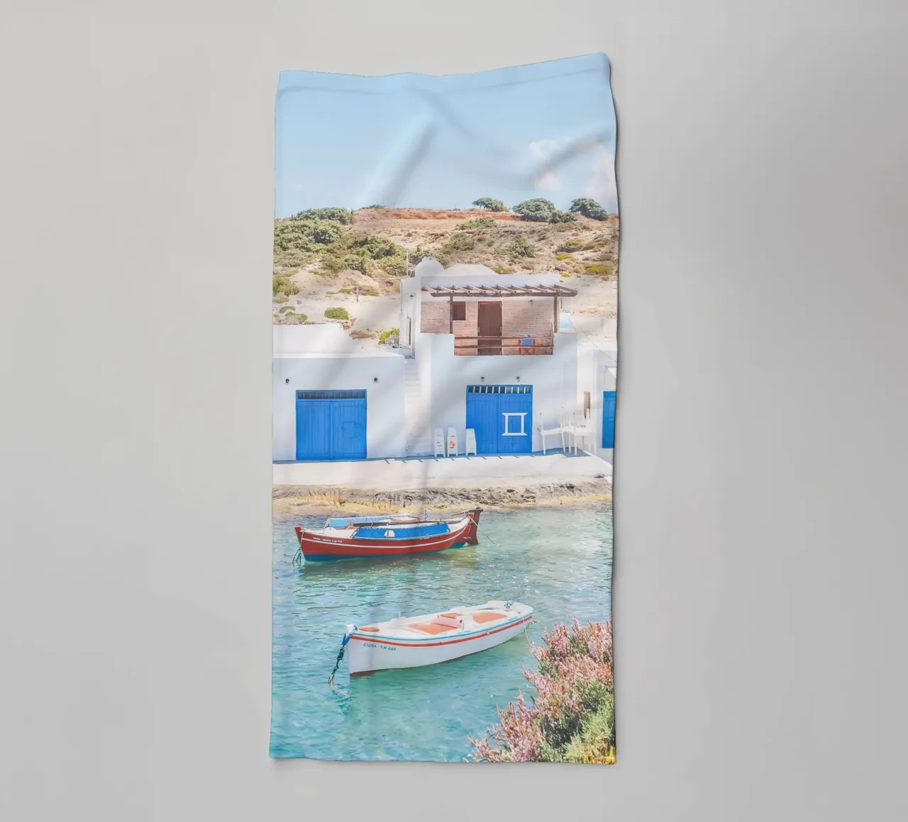 Milos, Grèce I Village de pêcheur à architecture blanc bleu serviette de bain de Julie Travel Photography