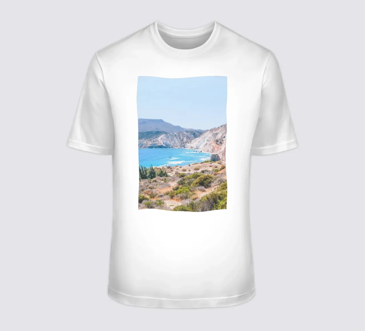 Milos, Grecia I Spiaggia selvaggia e bohémien di Tsigrado t-shirt da Julie Travel Photography
