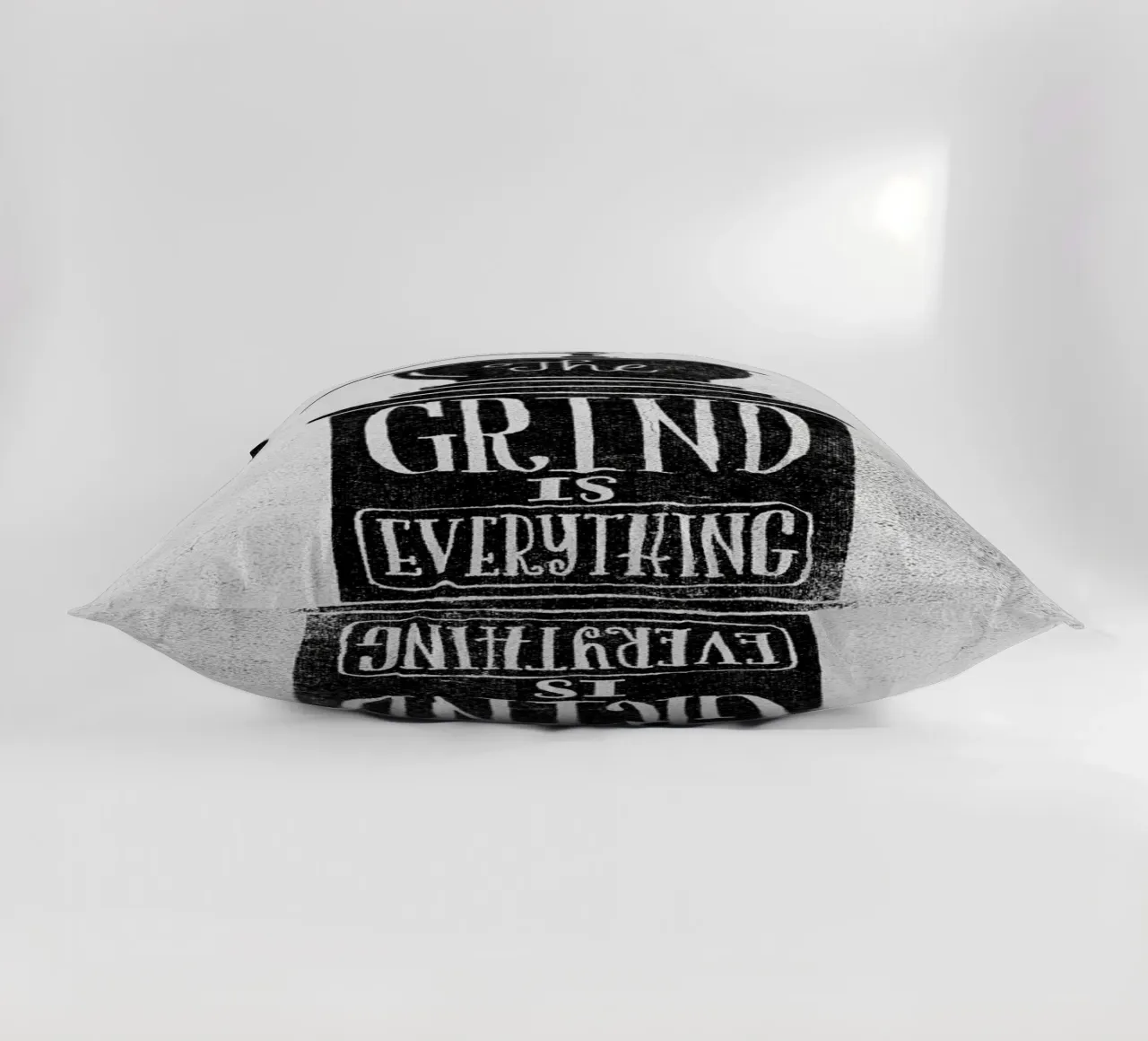 Grind cuscino da Matthew Taylor Wilson