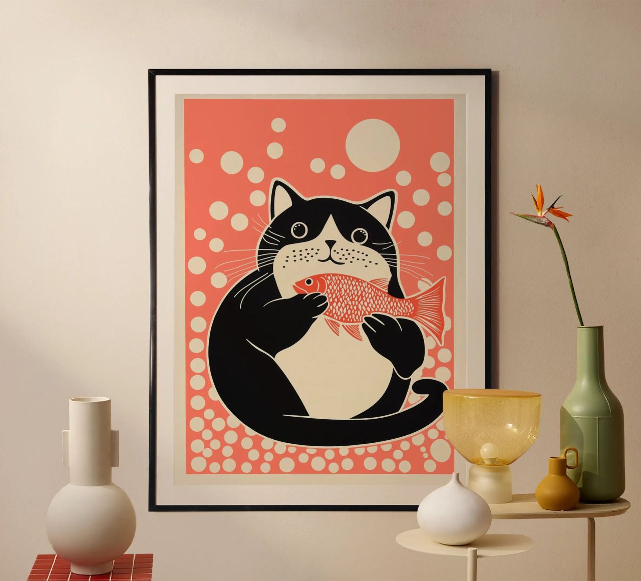 Die dicke japanische Katze fängt den rosa Fisch Poster von Autofocus