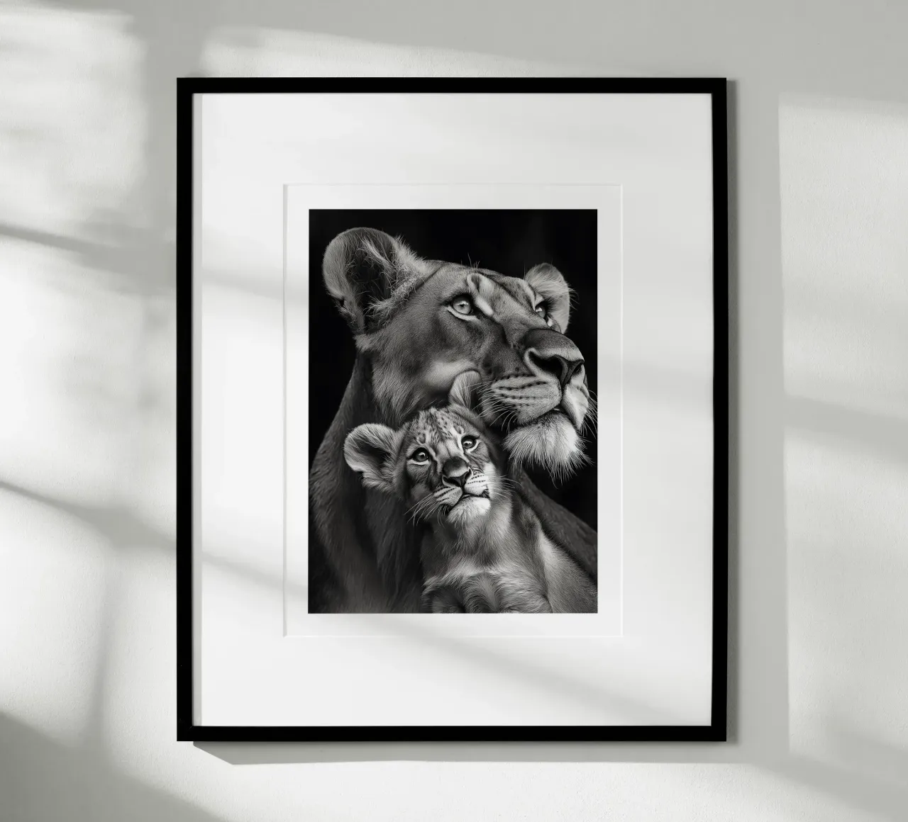 Una leonessa e il suo cucciolo poster con telaio in legno da Monochrome