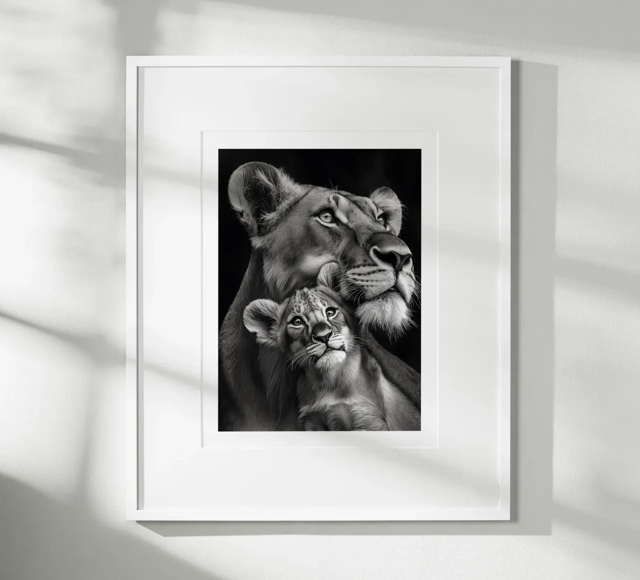 Una leonessa e il suo cucciolo poster con telaio in legno da Monochrome