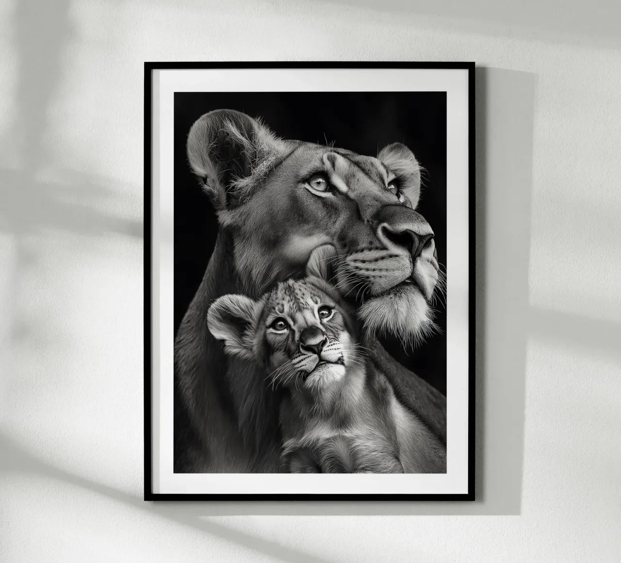 Una leonessa e il suo cucciolo poster con telaio in legno da Monochrome