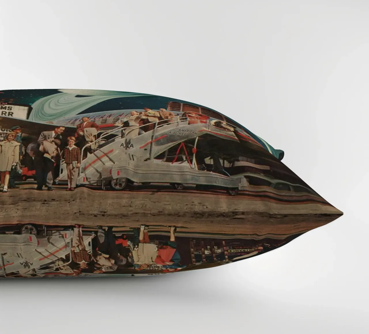 a postcard from year 2348 cuscino da Frank Moth