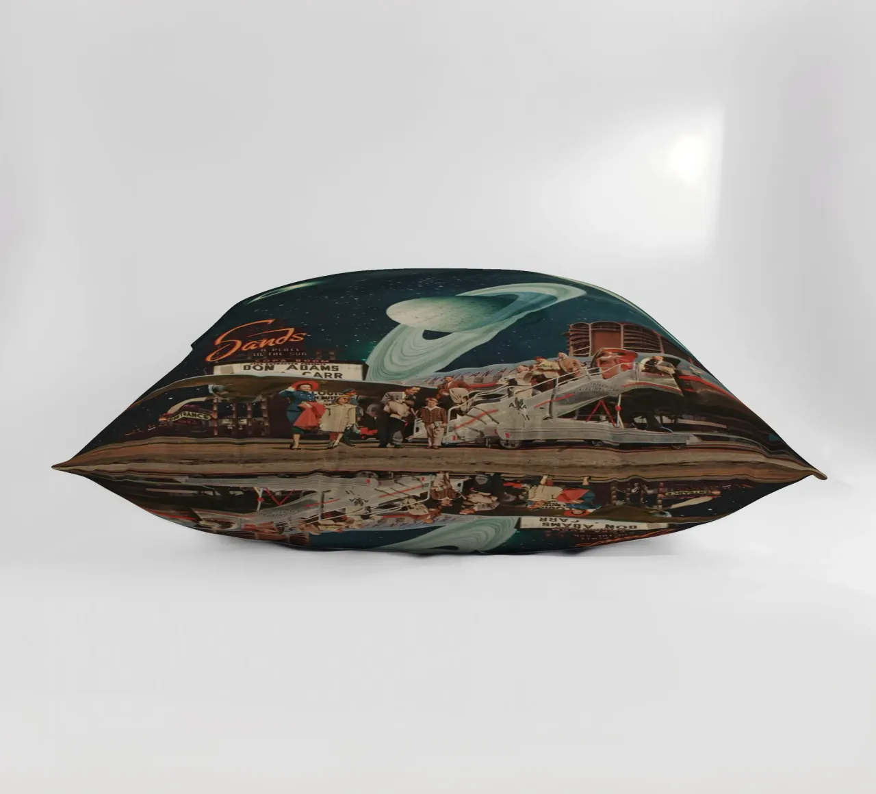 a postcard from year 2348 cuscino da Frank Moth