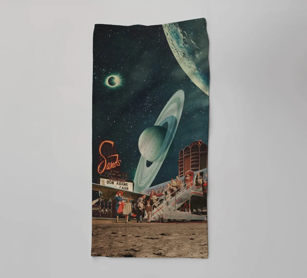 a postcard from year 2348 asciugamano da bagno da Frank Moth