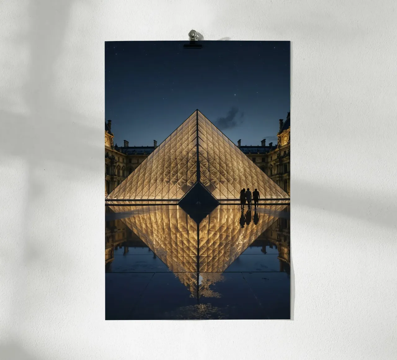 Louvre Pyramid Under Starry Skies poster da AlbertKlee