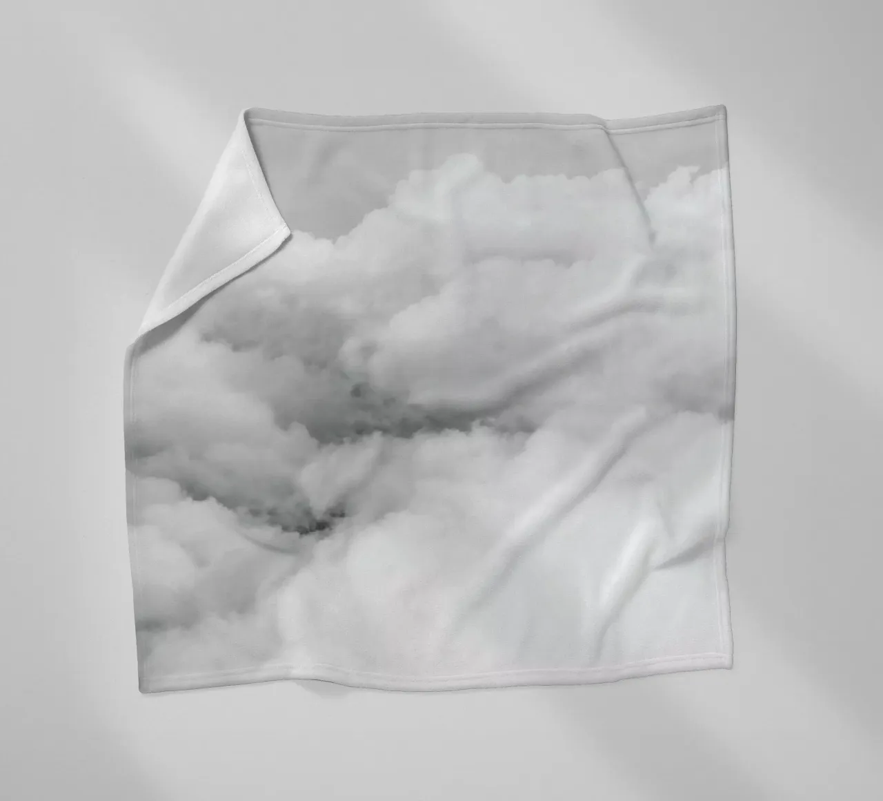 Above the Clouds coperta in pile da Chris Abatzis