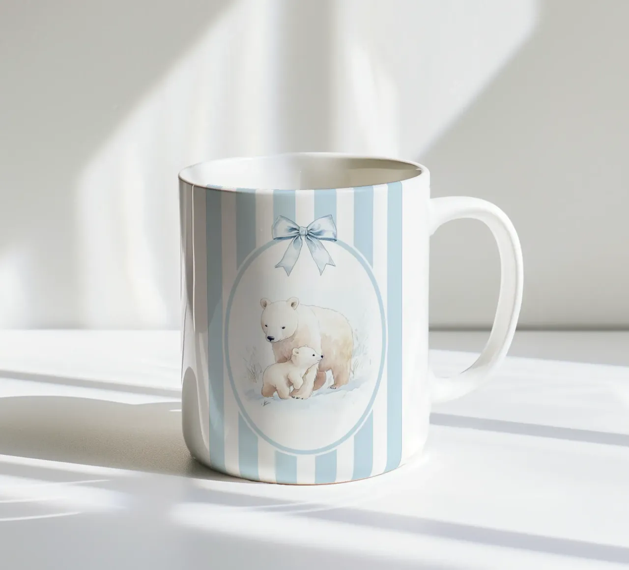 Orso polare e cucciolo in un paesaggio innevato tazza in ceramica da Jungle Joy Art