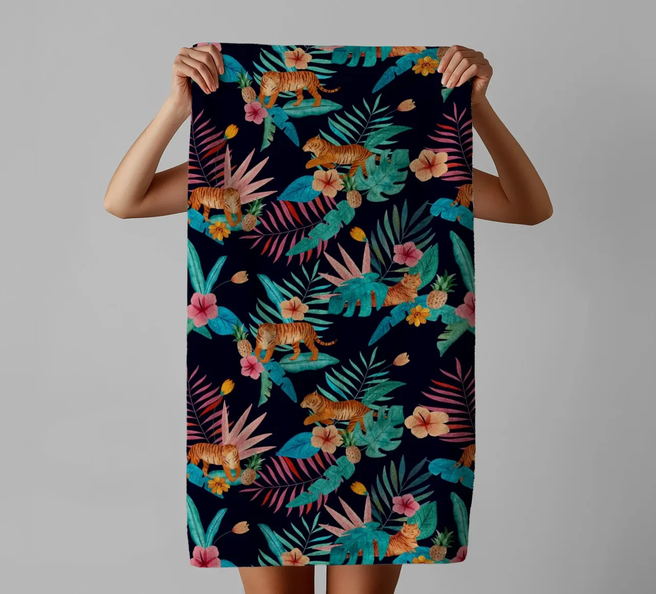 Fantom Fifi Art - Tropischer Tiger Navy asciugamano da bagno da The Artcircle