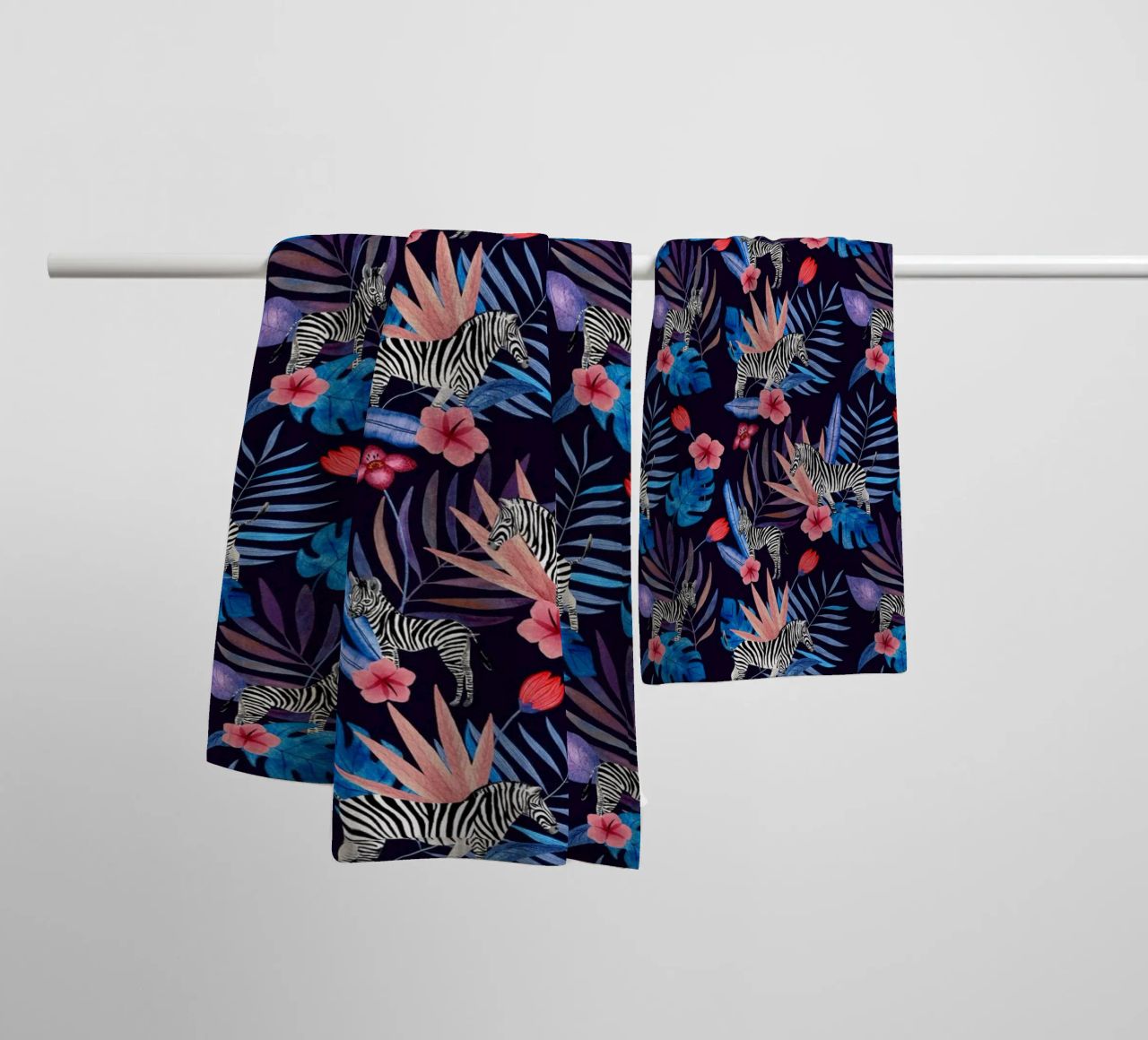Fantom Fifi Art - Tropisches Zebra Navy towel by The Artcircle