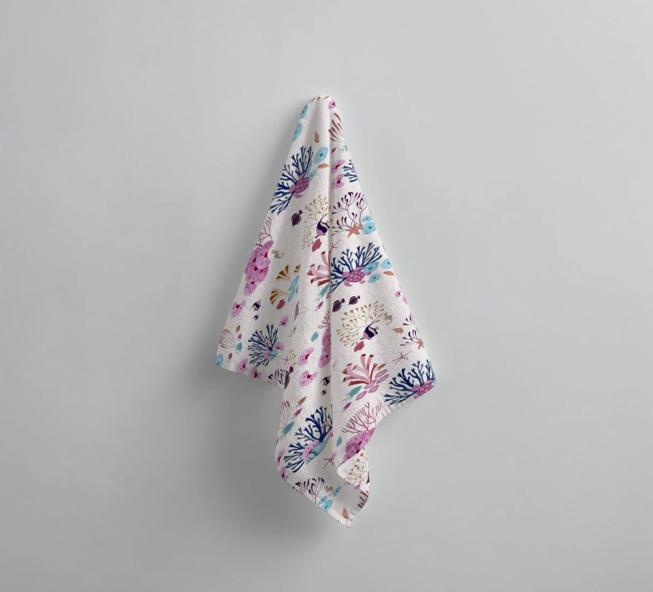 Fantom Fifi Art - Unterwasser Creme towel by The Artcircle