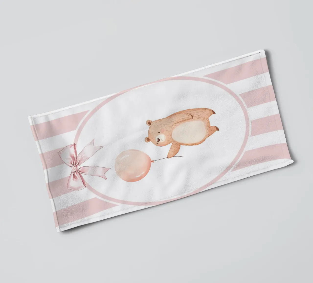 Orso che tiene in mano un palloncino rosa asciugamano da bagno da Jungle Joy Art