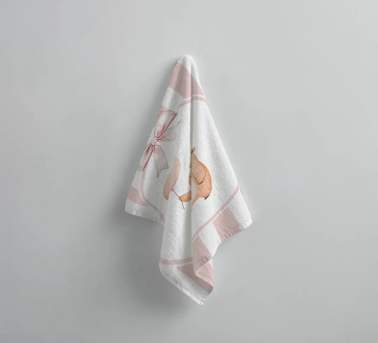 Orso che tiene in mano un palloncino rosa asciugamano da bagno da Jungle Joy Art