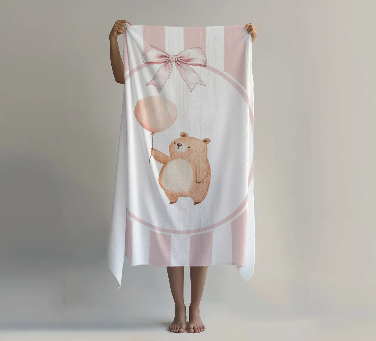 Orso che tiene in mano un palloncino rosa telo mare da Jungle Joy Art