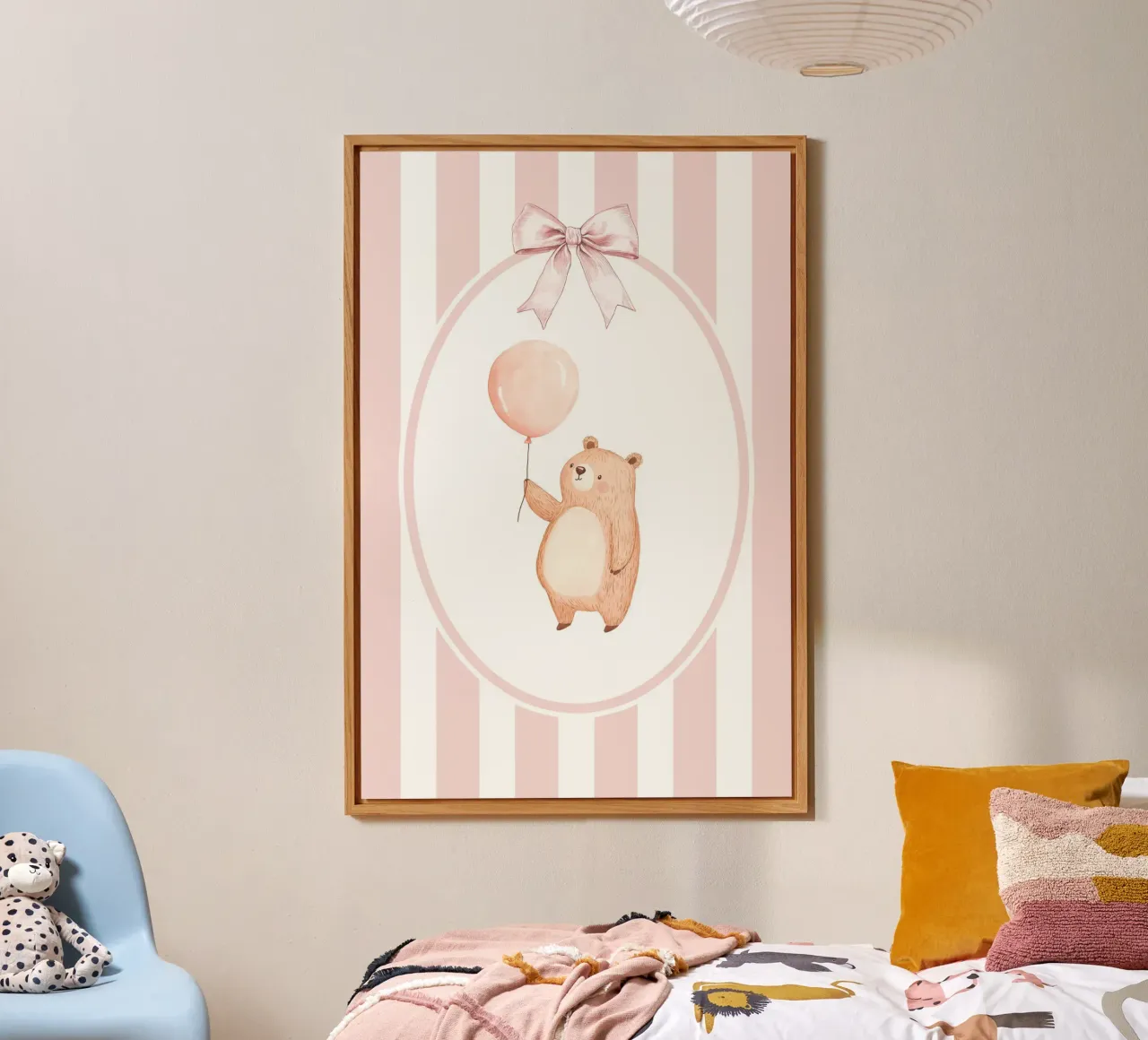 Orso che tiene in mano un palloncino rosa alluminio dibond da Jungle Joy Art