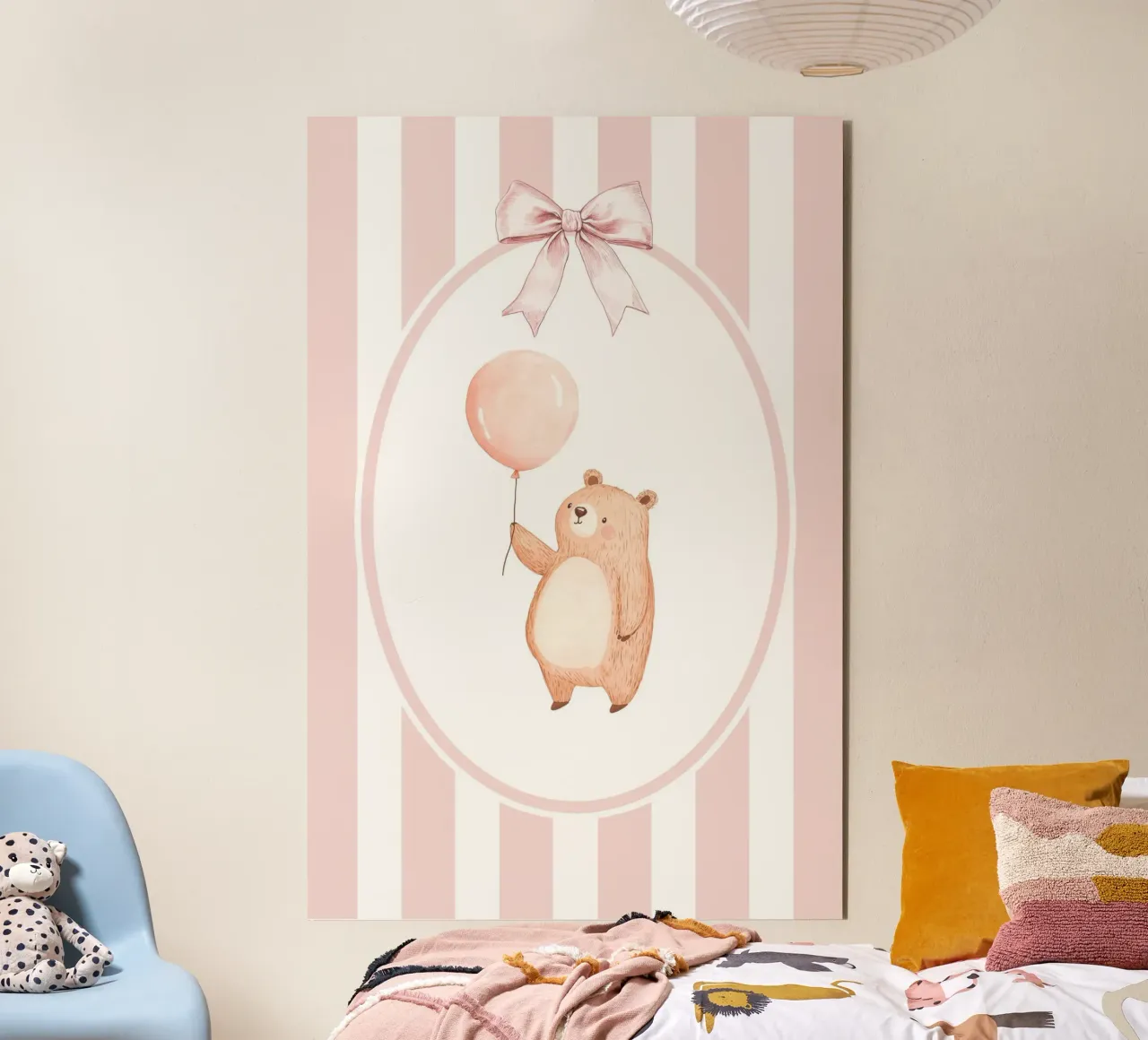 Orso che tiene in mano un palloncino rosa alluminio dibond da Jungle Joy Art