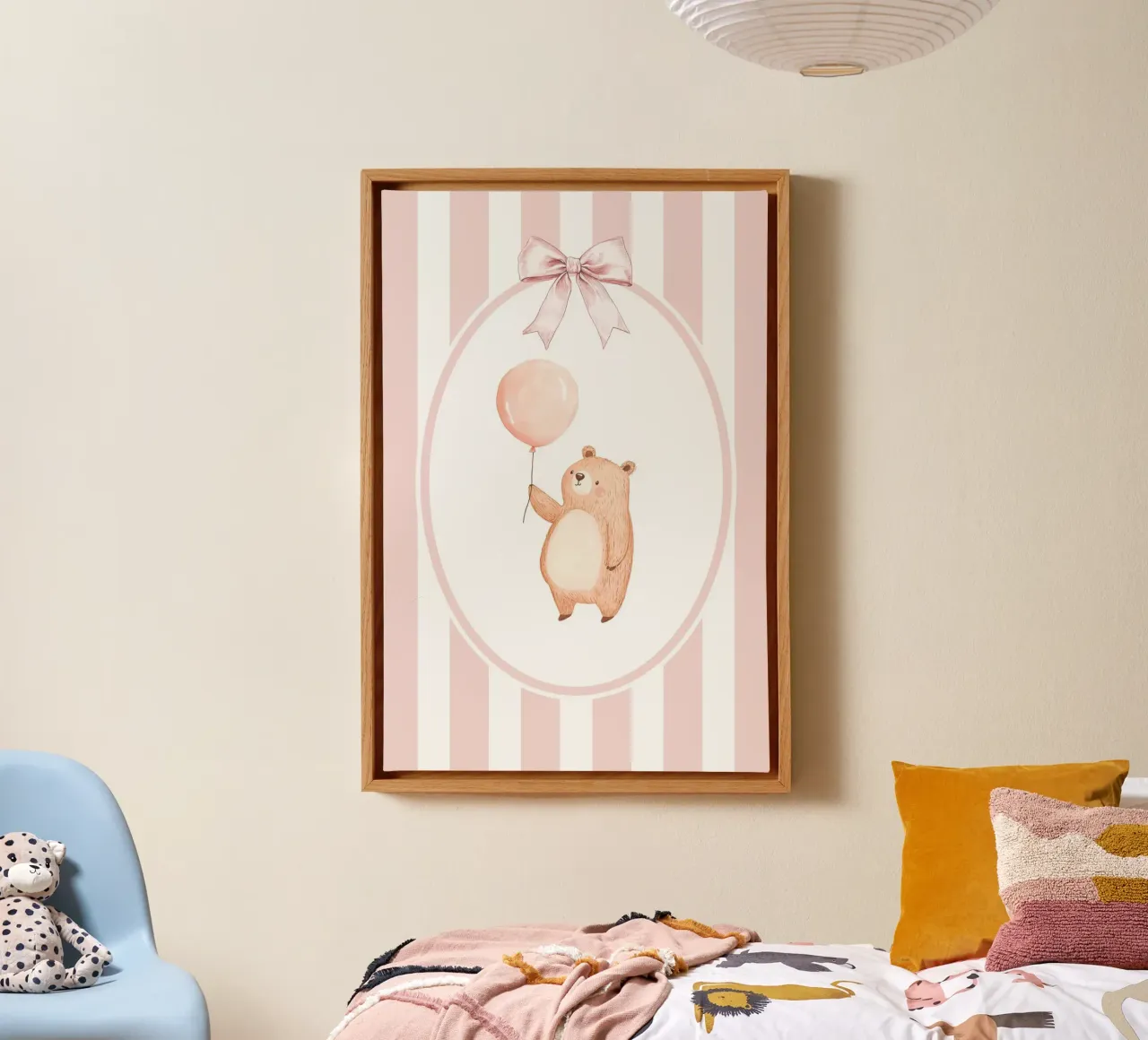 Orso che tiene in mano un palloncino rosa tela con Cornice a cassetta da Jungle Joy Art