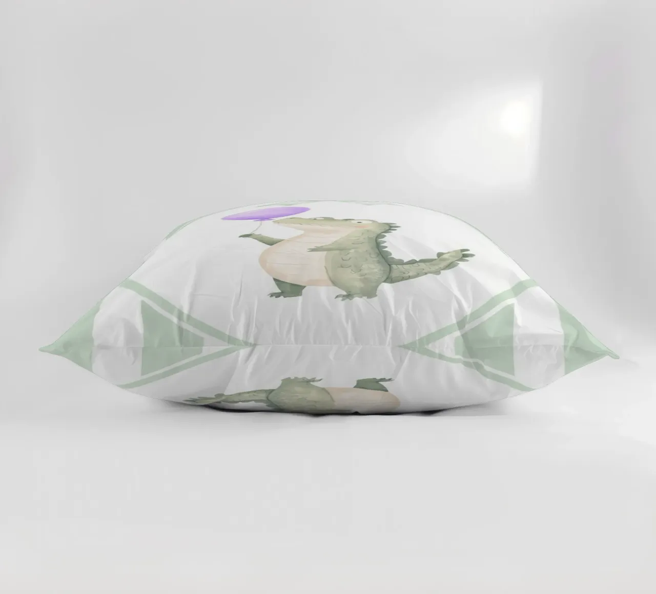 Coccodrillo che tiene in mano un palloncino viola cuscino da Jungle Joy Art