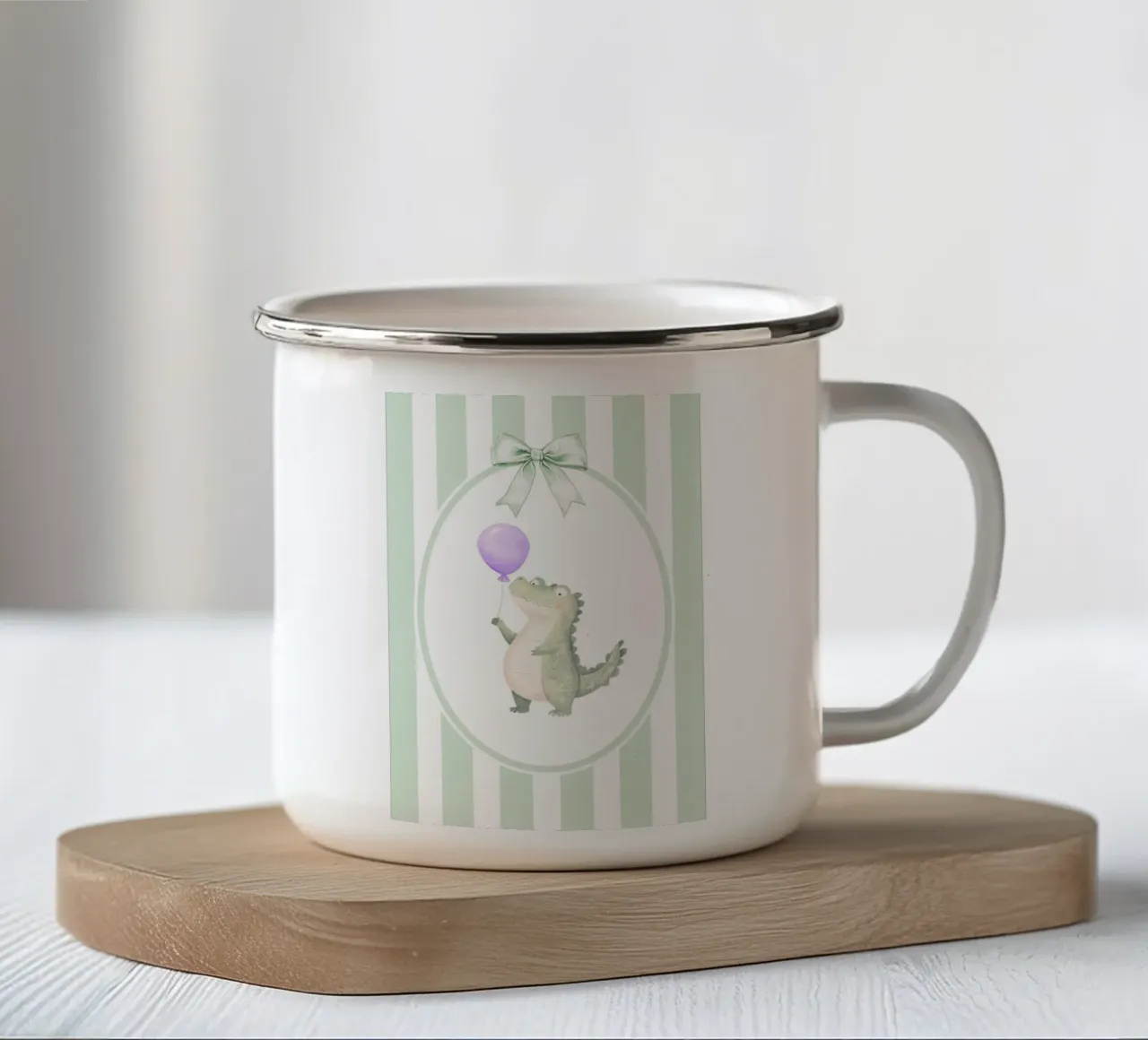 Coccodrillo che tiene in mano un palloncino viola tazza in smalto da Jungle Joy Art