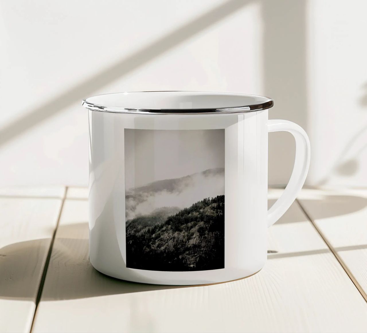 Misty Mountains tazza in smalto da Chris Abatzis