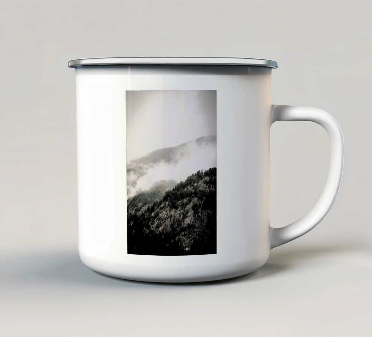 Misty Mountains tazza in smalto da Chris Abatzis
