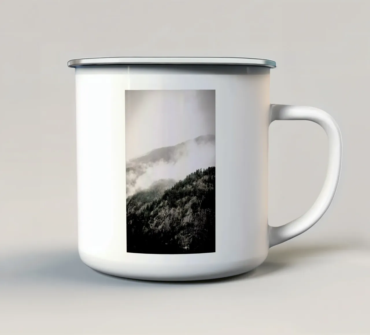 Misty Mountains tazza in smalto da Chris Abatzis