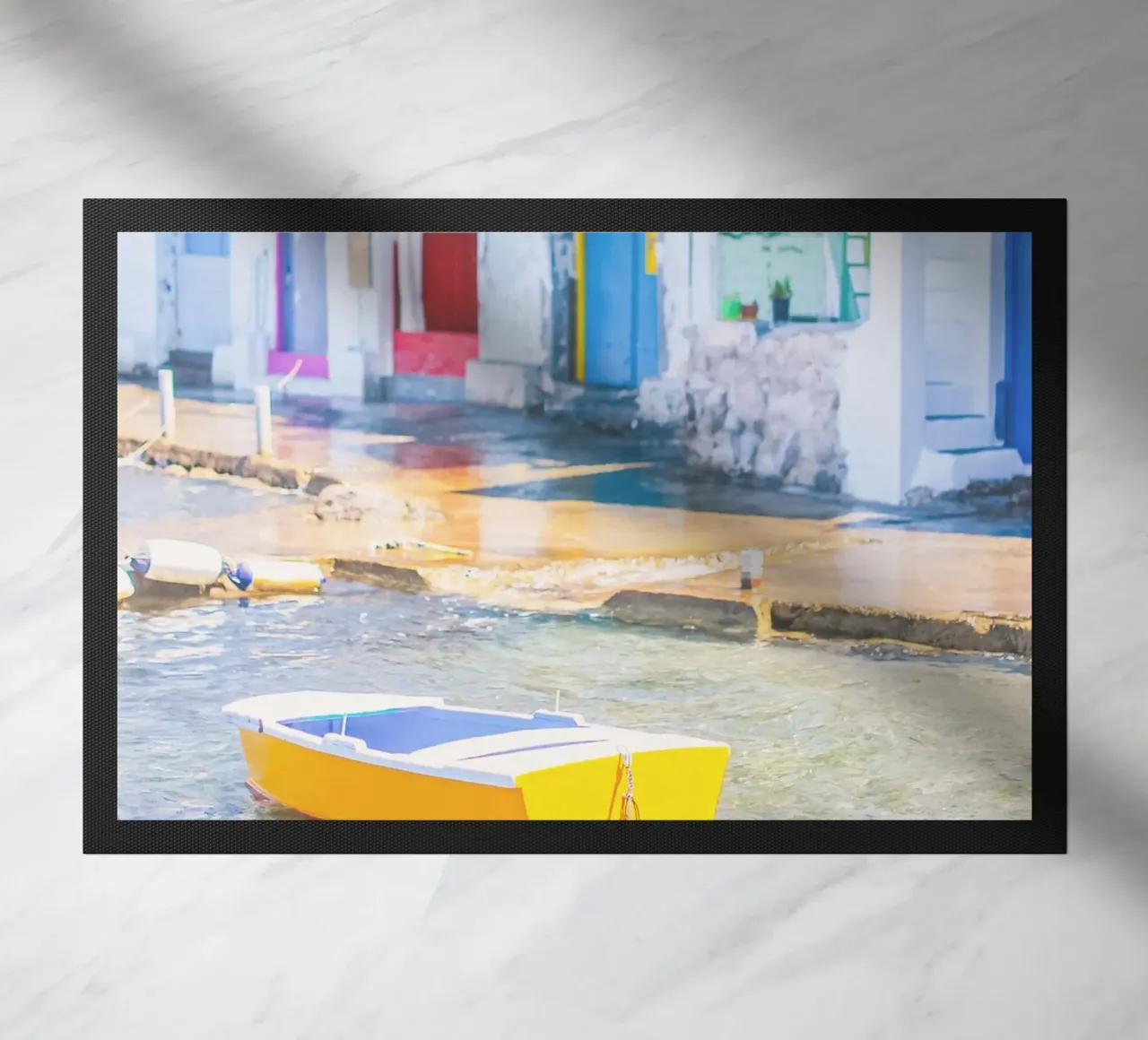 Milos, Grecia I Barca gialla nel porto di pescatori di Klima zerbino da Julie Travel Photography