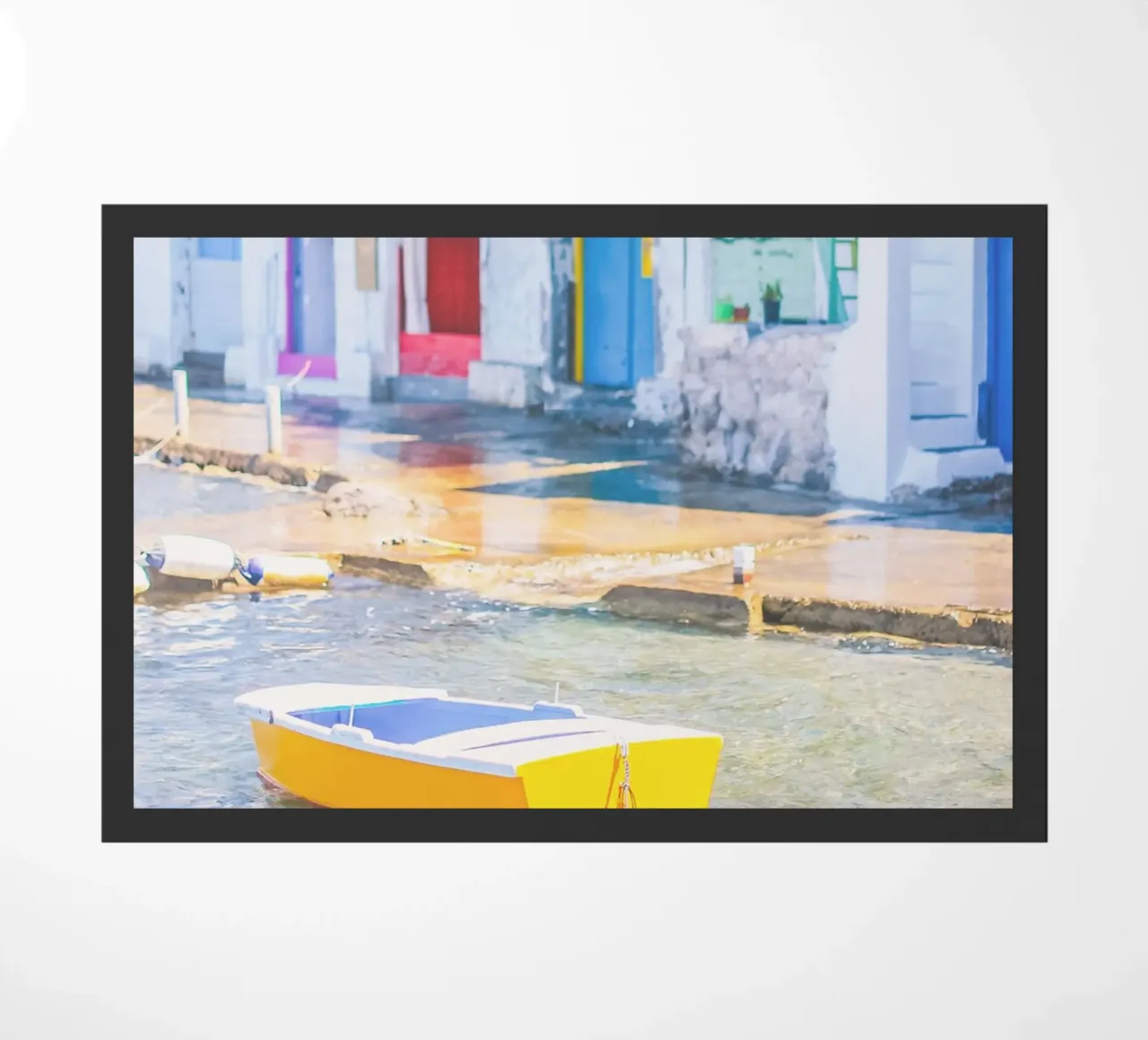 Milos, Grecia I Barca gialla nel porto di pescatori di Klima zerbino da Julie Travel Photography