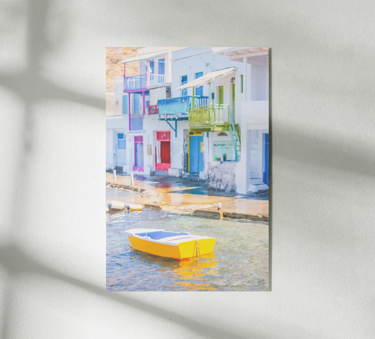 Milos, Grecia I Barca gialla nel porto di pescatori di Klima plexiglass da Julie Travel Photography
