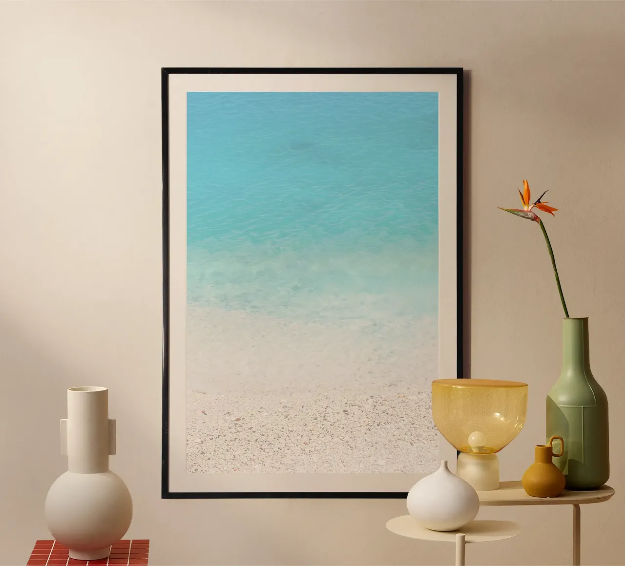 Milos, Grèce I Mer Méditerranée minimaliste d'eau turquoise poster avec cadre en plastique de Julie Travel Photography