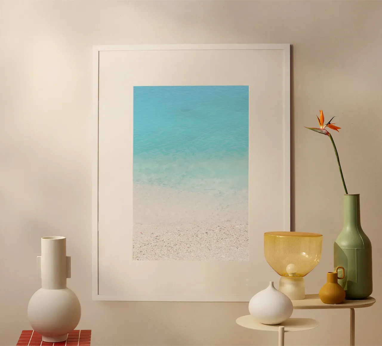 Milos, Grèce I Mer Méditerranée minimaliste d'eau turquoise poster avec cadre en plastique de Julie Travel Photography