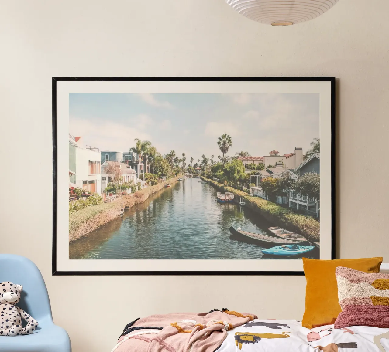 Los Angeles, USA I Canale della spiaggia di Venezia con un'estetica retrò poster con telaio in alluminio da Julie Travel Photography