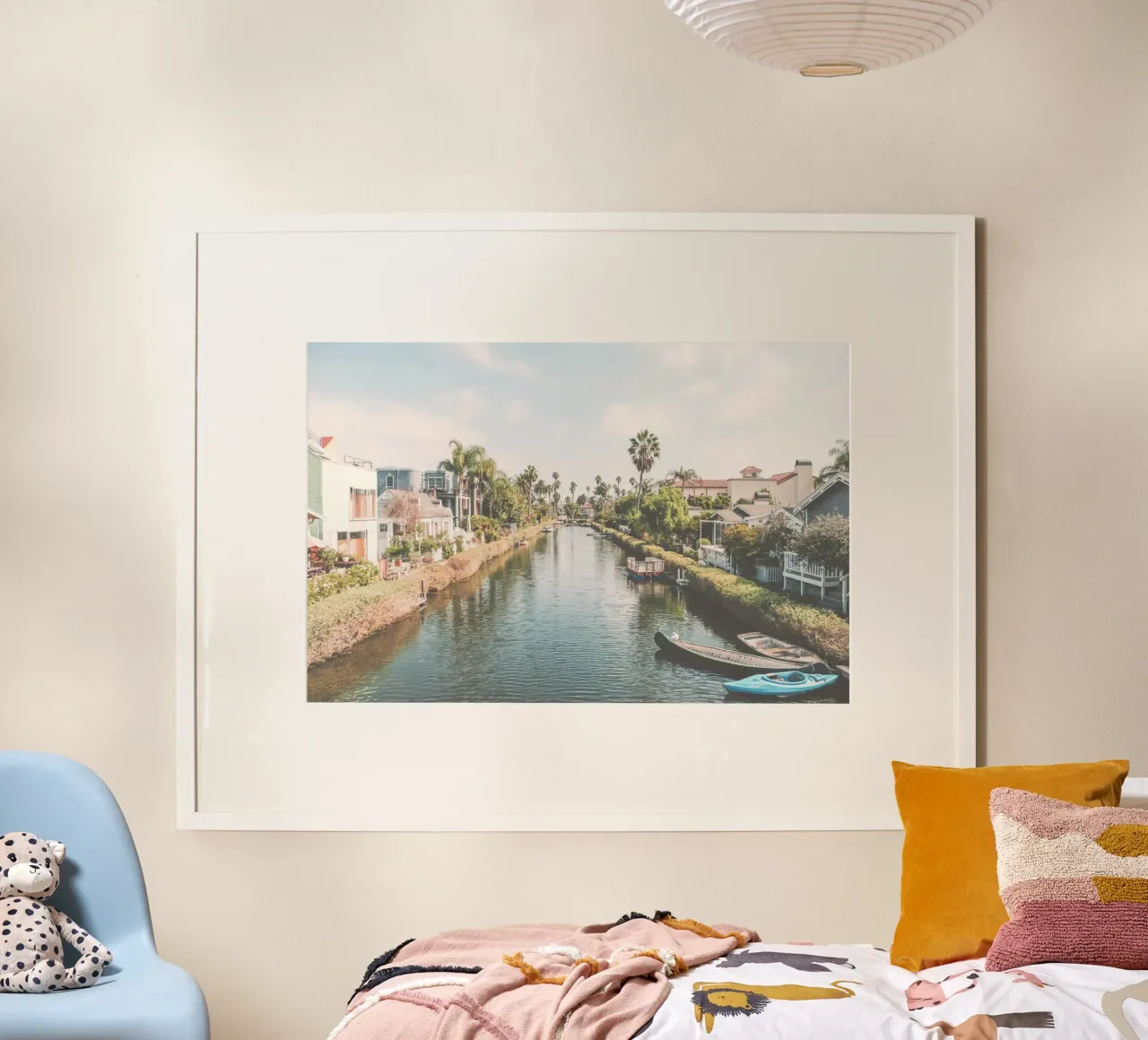 Los Angeles, USA I Canale della spiaggia di Venezia con un'estetica retrò poster con telaio in alluminio da Julie Travel Photography