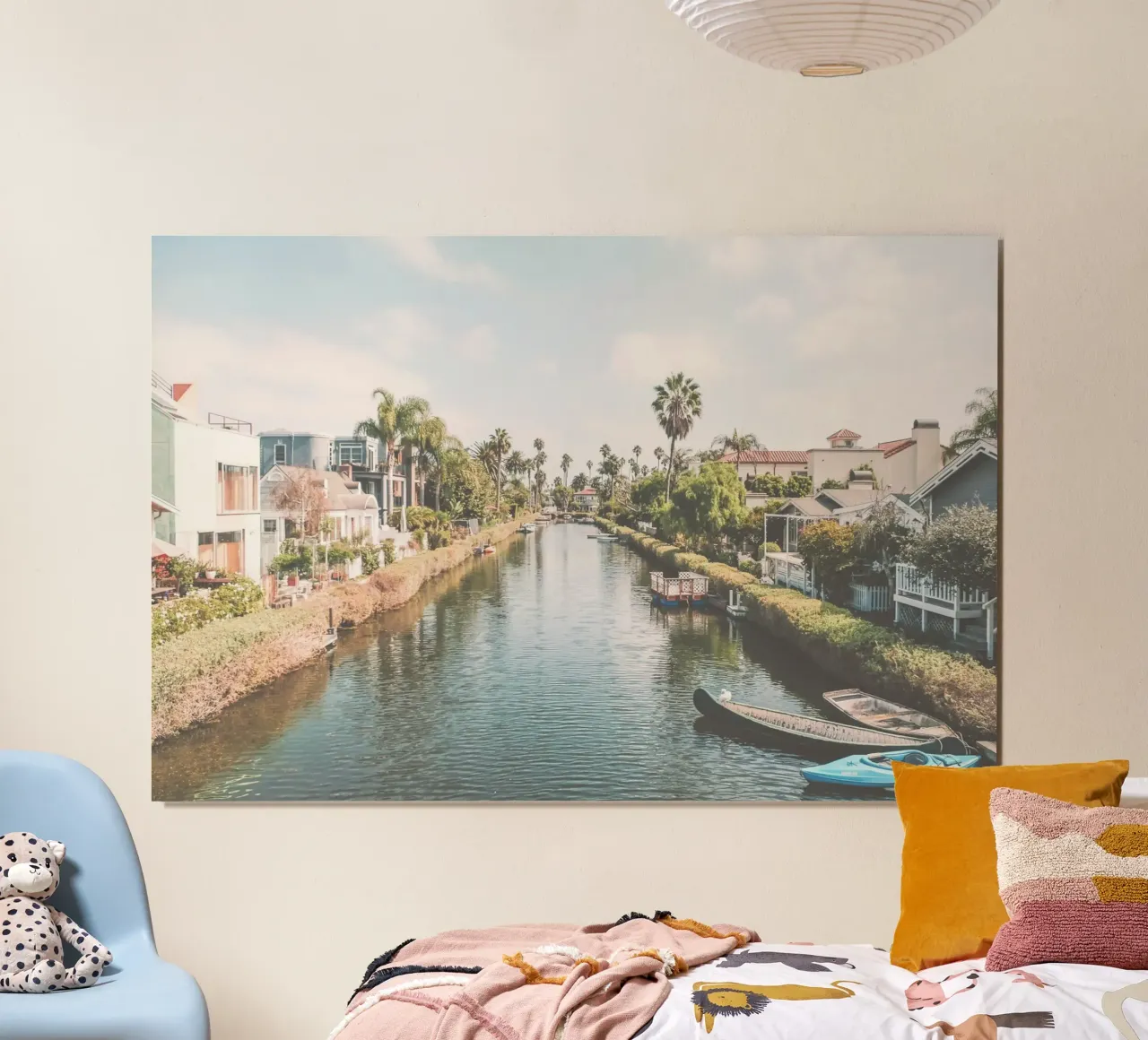 Los Angeles, USA I Canale della spiaggia di Venezia con un'estetica retrò poster con telaio in alluminio da Julie Travel Photography