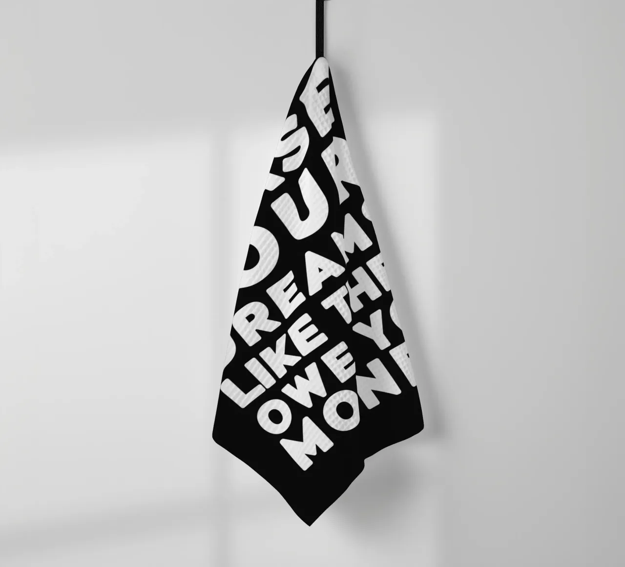 Chase your dreams like they owe you money. canovaccio da cucina da WORD & WONDER