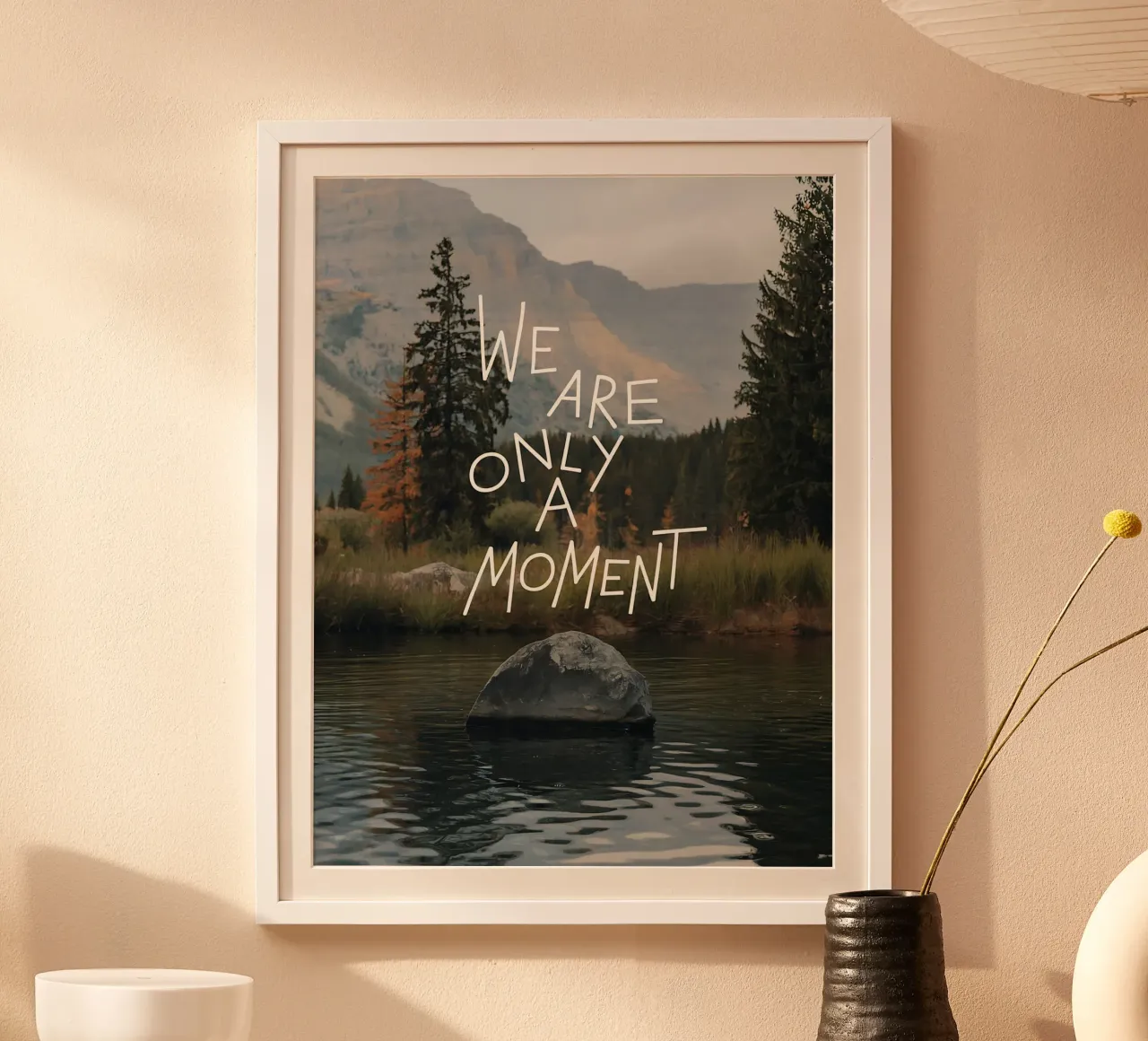 Nous ne sommes qu'un instant poster avec cadre en aluminium de Plain Thoughts