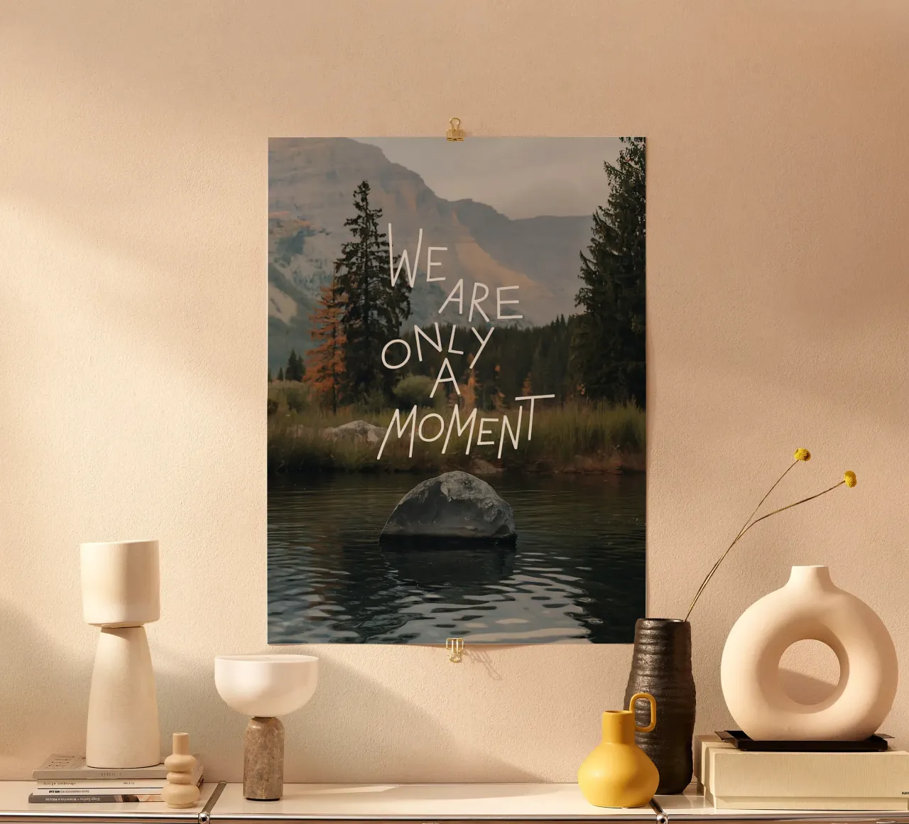 Nous ne sommes qu'un instant poster avec cadre en aluminium de Plain Thoughts