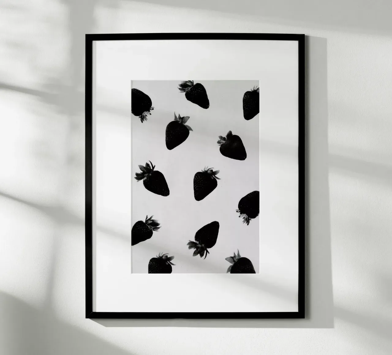 Black Strawberries poster con telaio in legno da STUDIO LEEMO
