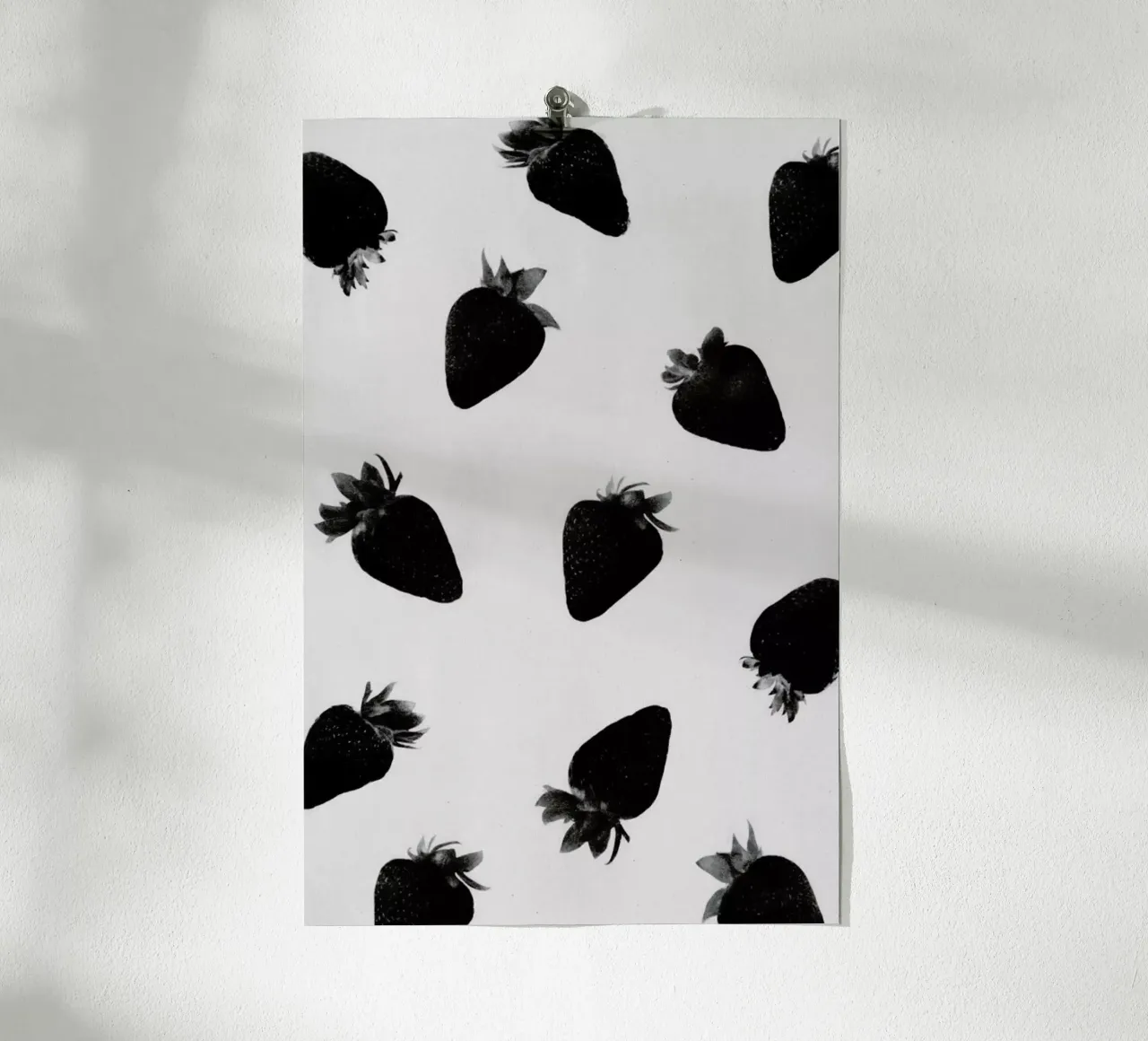 Black Strawberries poster con telaio in legno da STUDIO LEEMO