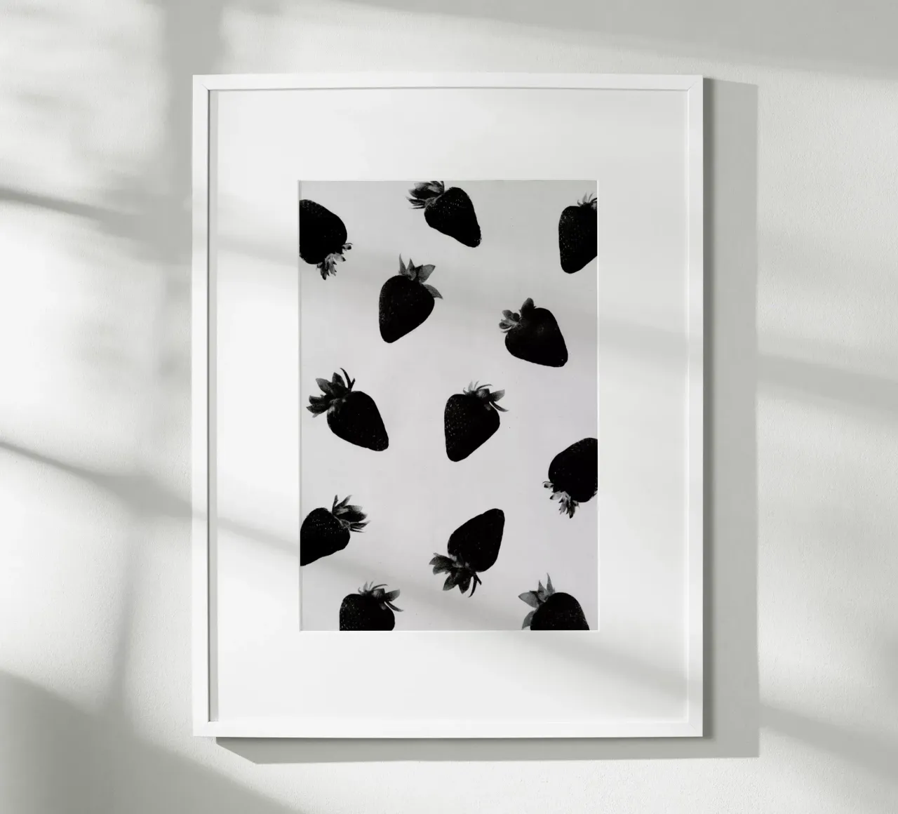 Black Strawberries poster con telaio in legno da STUDIO LEEMO